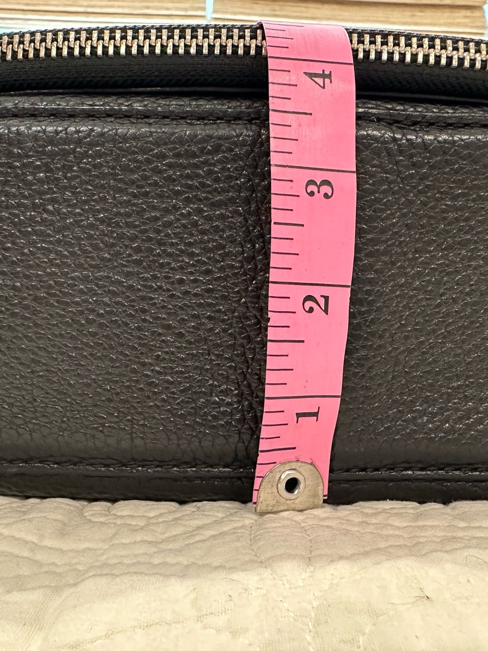 Marc Jacob’s black pebbled leather Gotham crossbody saddle bag. - Picture 6 of 12